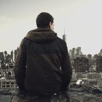 电影 电视剧 动漫 影院 在线 免费 电影居主编林砚舟坐在书桌前对着双屏整理院线电影定档表，屏幕上排列着彩色档期卡片，桌面散落着写满批注的纸质片单，午后侧光落在他的笔记本上
