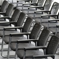 电影居内容合规校对何知远在安静书房里逐行核对打印出来的条目信息，手边放着红笔与来源清单，台灯照亮他专注的侧脸，背景书架整齐排列