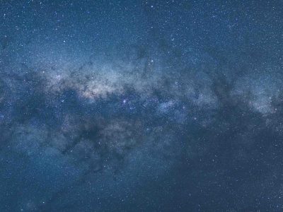 电影 电视剧 动漫 影院 在线 免费 2026年院线科幻大片宣传剧照，宇宙星空背景下宇航员漂浮在太空舱外，冷色调光线营造宏大孤寂感，适合免费在线观看影院质感